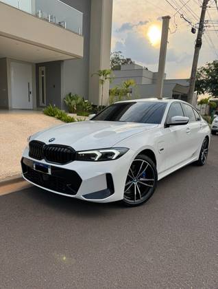 BMW 330e 2023