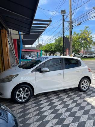 PEUGEOT 208 2015