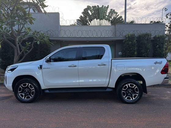 TOYOTA HILUX 2022