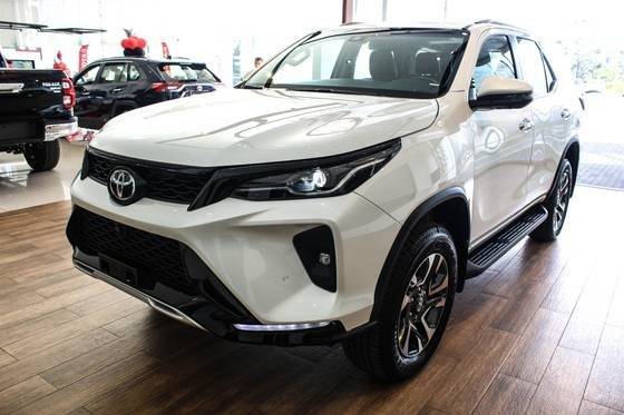 TOYOTA HILUX SW4 2025