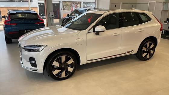 VOLVO XC60 2025
