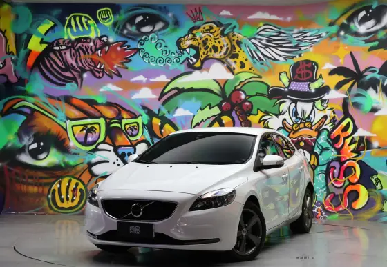 VOLVO V40 2018