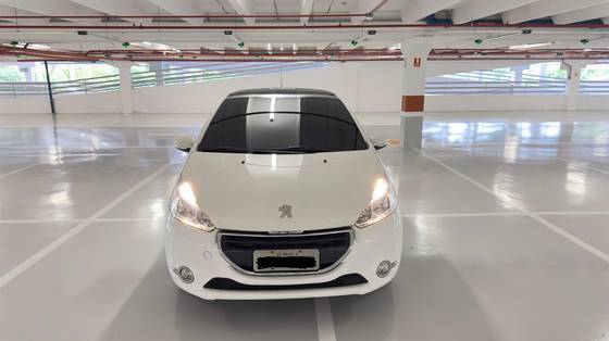 PEUGEOT 208 2015