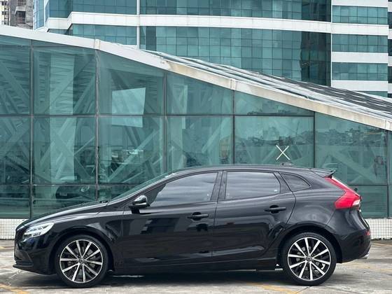 VOLVO V40 2019