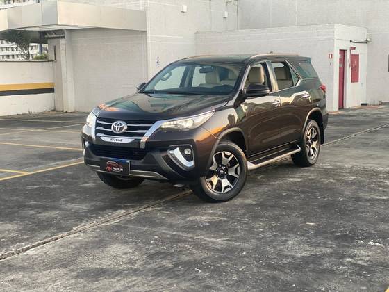 TOYOTA HILUX SW4 2019
