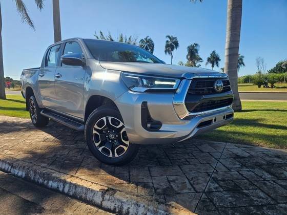 TOYOTA HILUX 2025