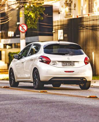PEUGEOT 208 2017