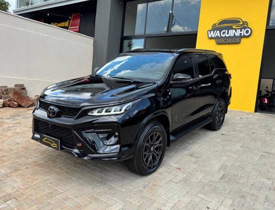 TOYOTA HILUX SW4 2023