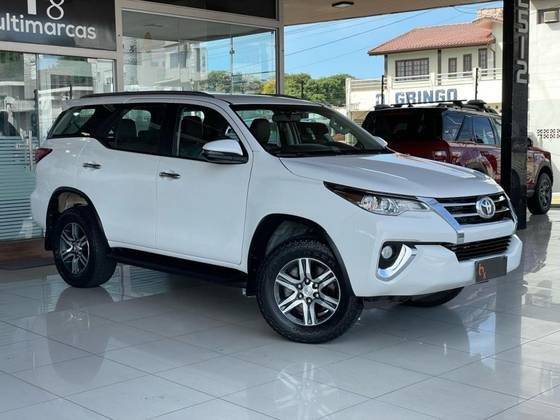 TOYOTA HILUX 2019