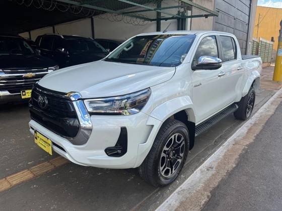 TOYOTA HILUX 2024