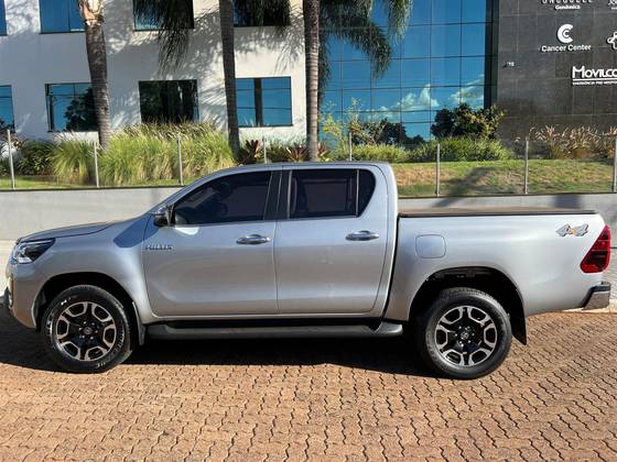 TOYOTA HILUX 2023