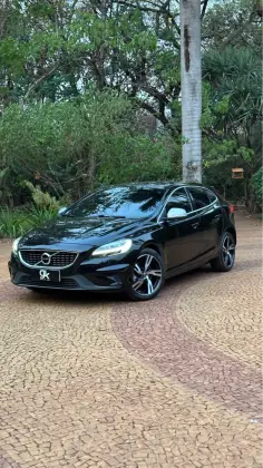VOLVO V40 2019