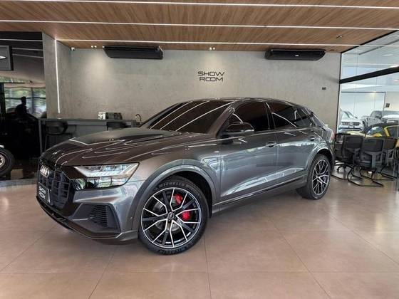 AUDI Q8 2021