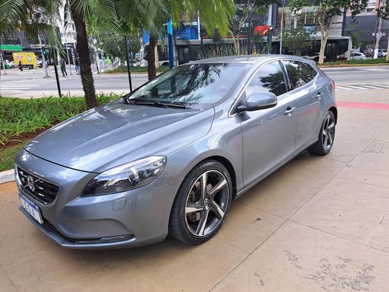VOLVO V40 2016