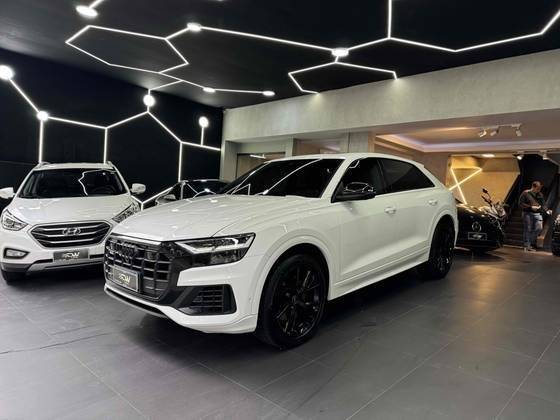 AUDI Q8 2021