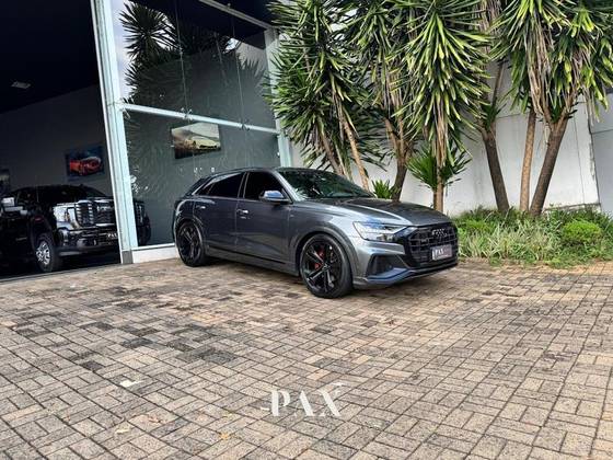 AUDI Q8 2021
