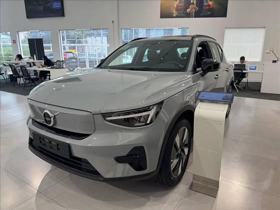VOLVO EX40 2025
