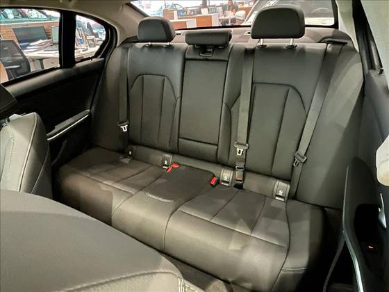 BMW 320i 2025