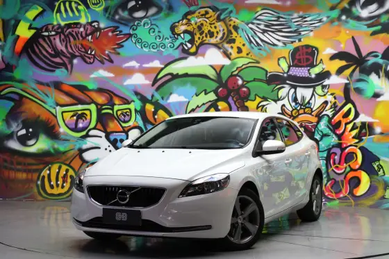 VOLVO V40 2018