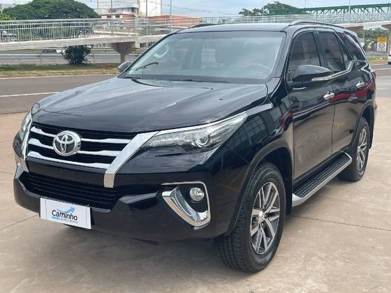 TOYOTA HILUX SW4 2017