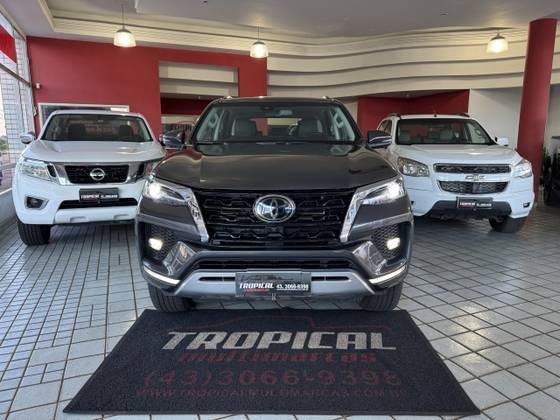 TOYOTA HILUX SW4 2023