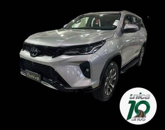 TOYOTA HILUX SW4 2025