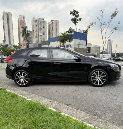 VOLVO V40 2016
