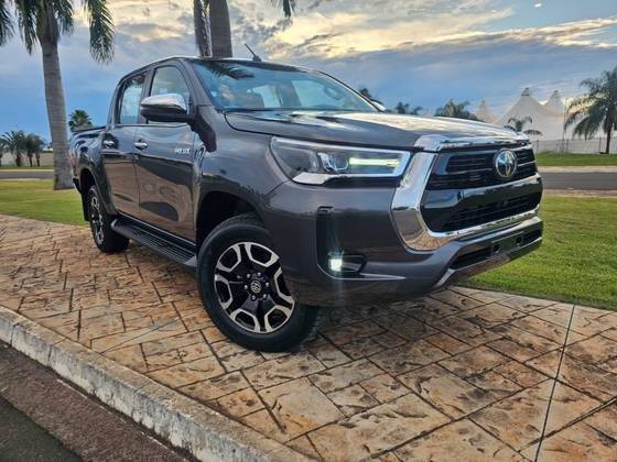 TOYOTA HILUX 2025