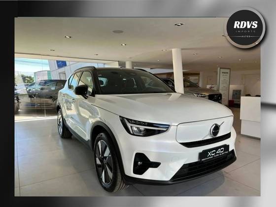 VOLVO EX40 2025