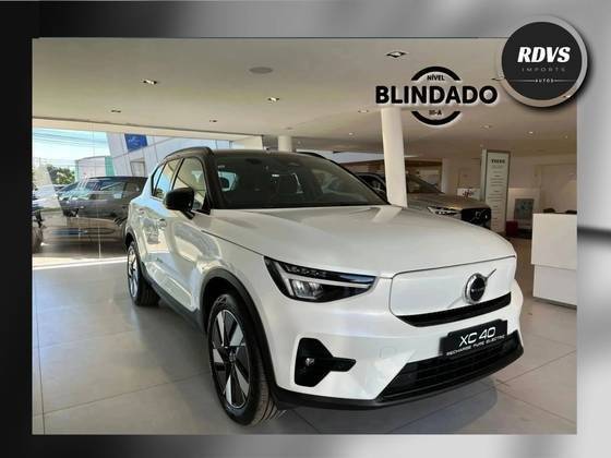 VOLVO EX40 2025