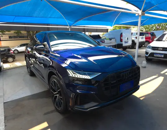 AUDI Q8 2021
