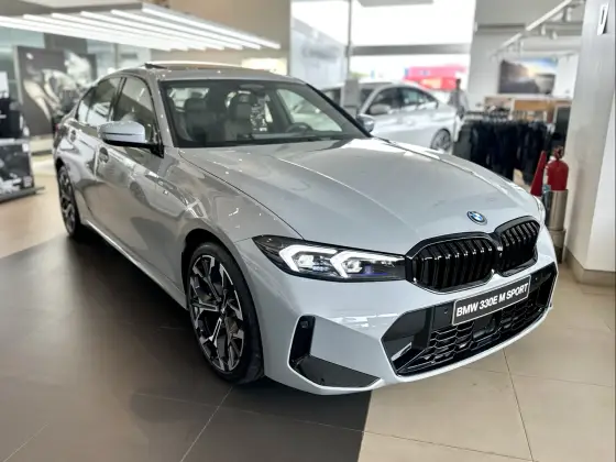 BMW 330e 2025