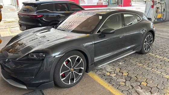 PORSCHE TAYCAN 2023
