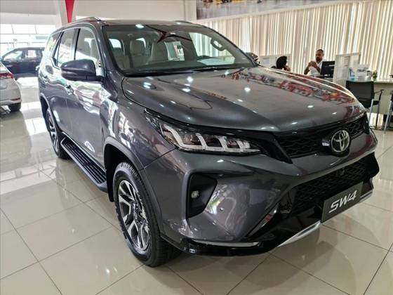 TOYOTA HILUX SW4 2025