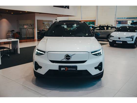 VOLVO XC40 2024