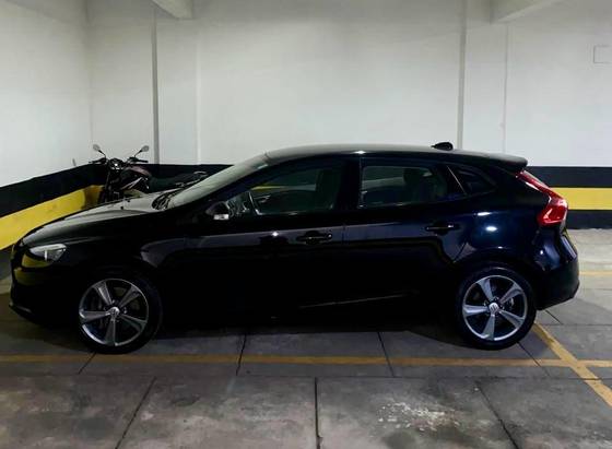 VOLVO V40 2019