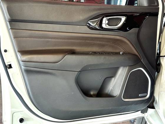 JEEP COMMANDER 2023